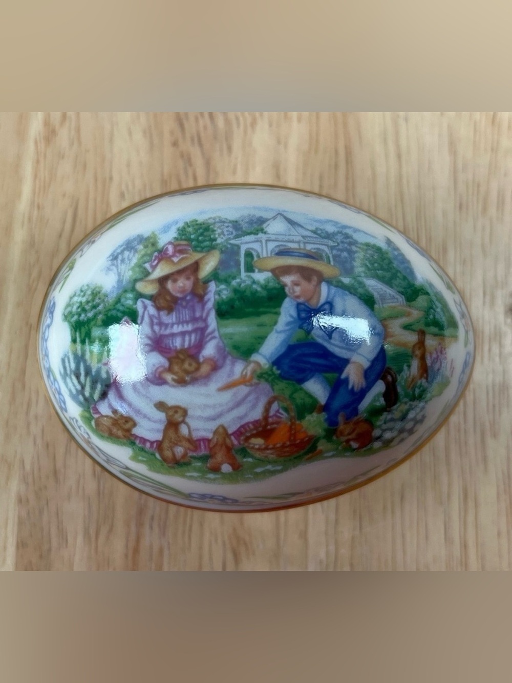 LENOX “Sharing Easter Gifts” EGG Collectible Easter Egg 1991-Preowned, EUC